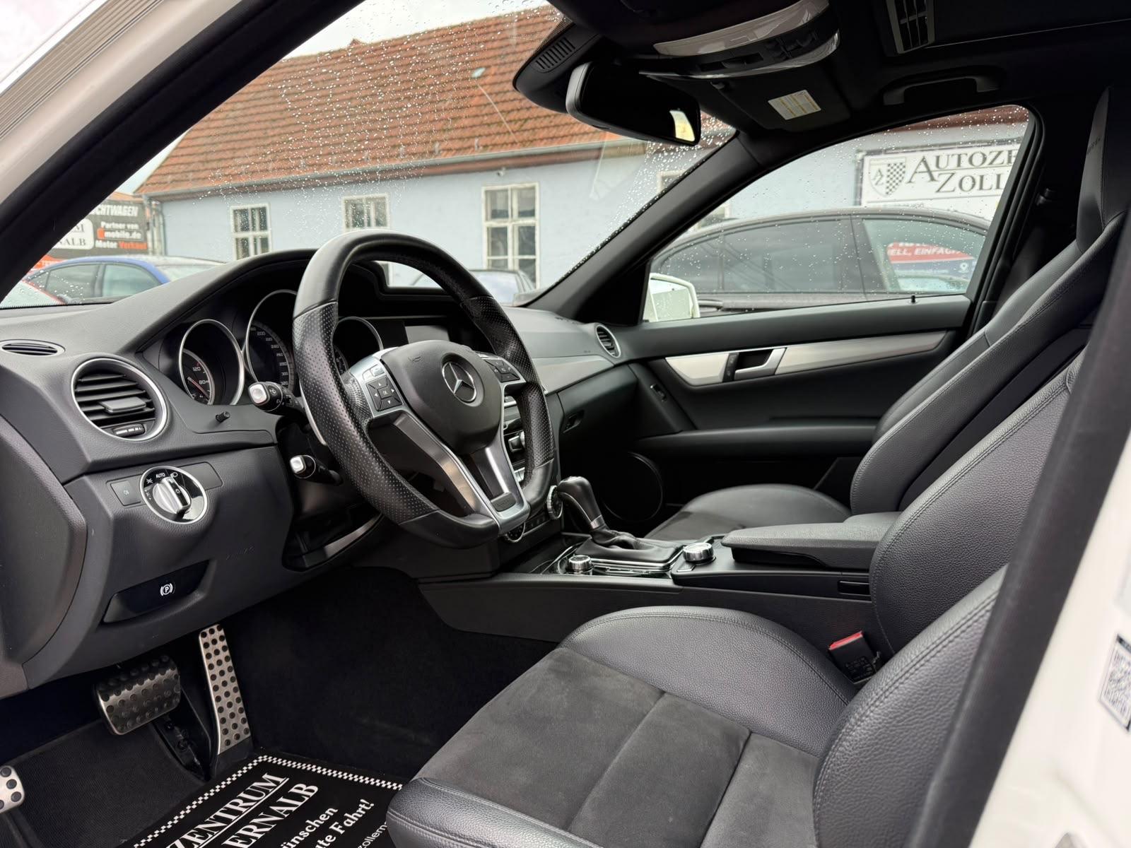 Mercedes C63 AMG Break 6.2 V8 457 ch • Speedshift MCT • Toit ouvrant • GPS • Bi-Xénon • 19"