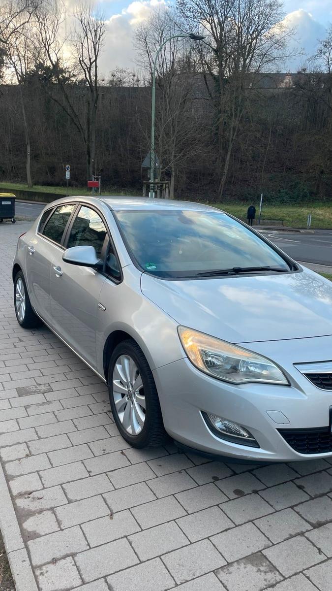 Opel Astra 2010 — interior