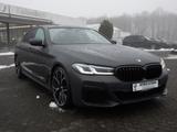 BMW 550i xDrive FACEL. AHK HUD LASER LED ACC W-LAN - BMW 550 Benzin Gebrauchtwagen