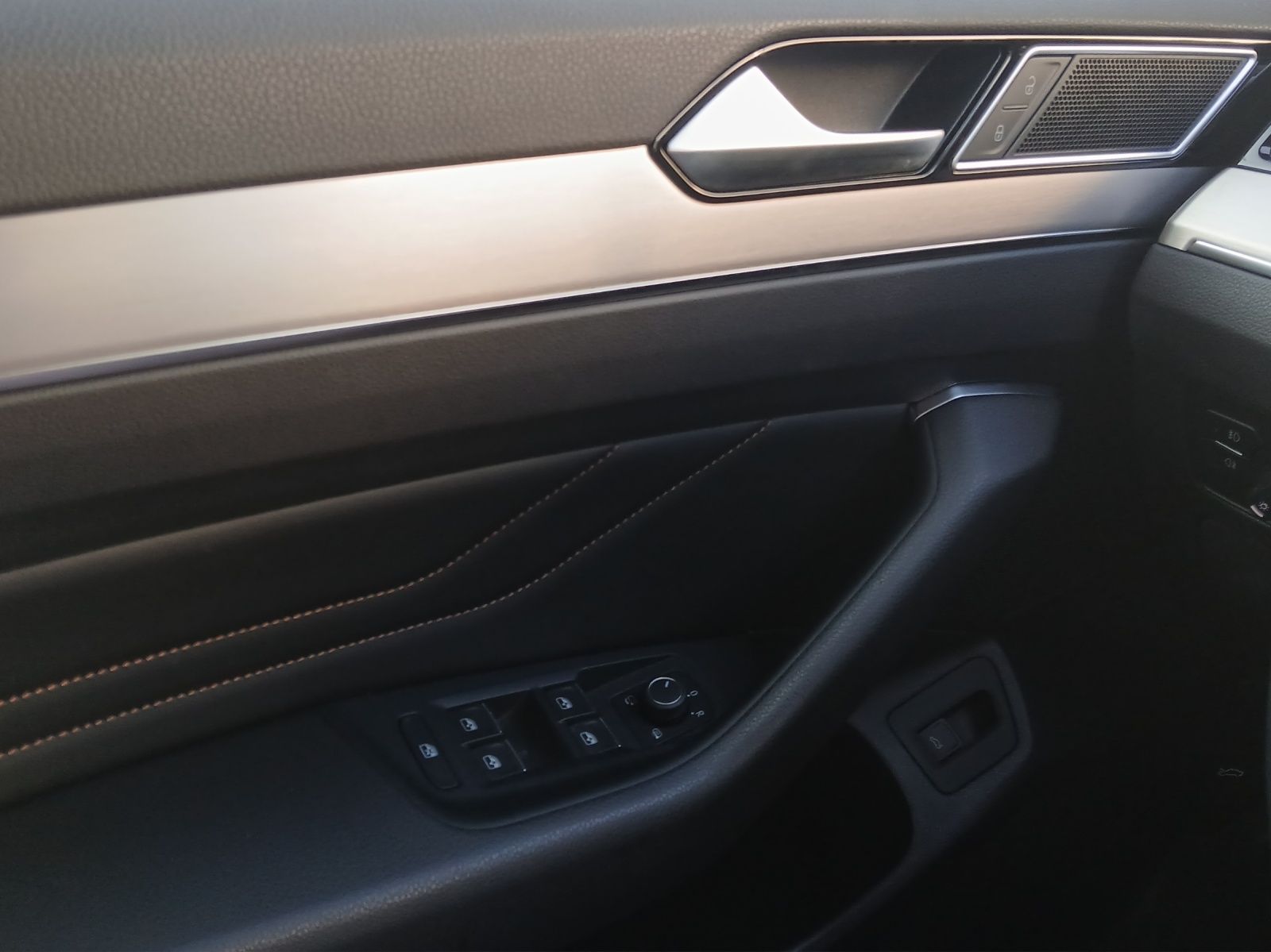Fahrzeugabbildung Volkswagen Passat Variant TDI R-Line DSG Matrix AHK Navi Le