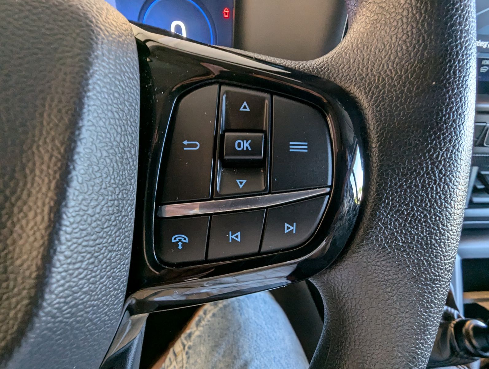 Fahrzeugabbildung Ford Transit Custom 320 L1 Navi 8-Sitze LED Kamera