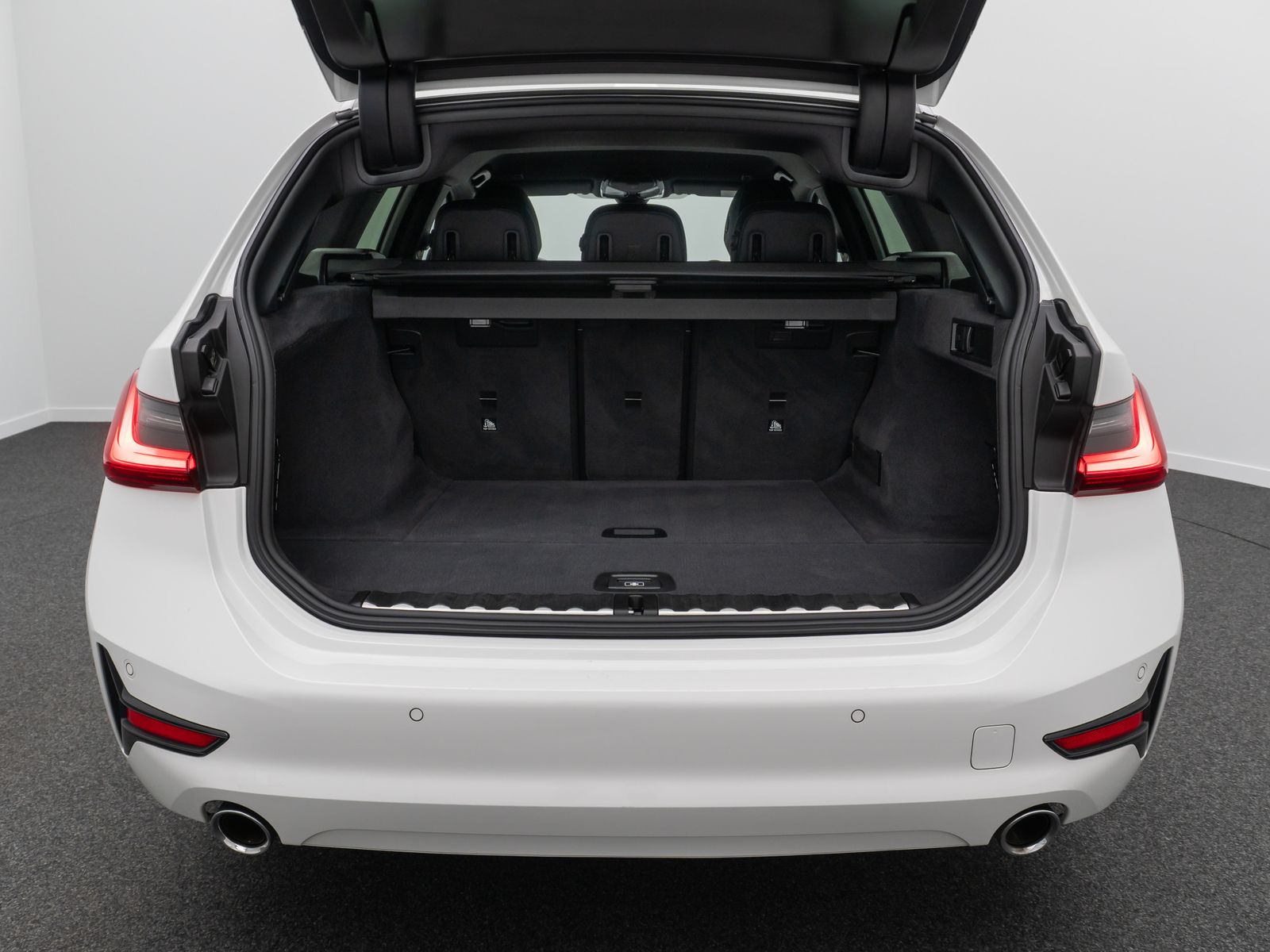 Fahrzeugabbildung BMW 330i Sport Line DAB Alarm MSport Lenkrhzg 19Zoll