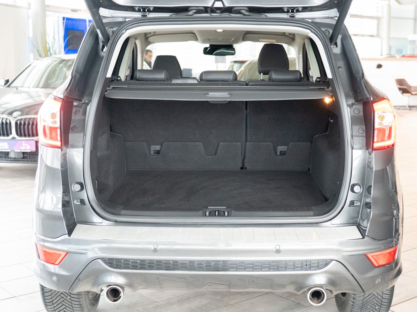 Fahrzeugabbildung Ford Kuga Vignale/4x4/AUTOMATIK/KAMERA/NAVIGATION/LED