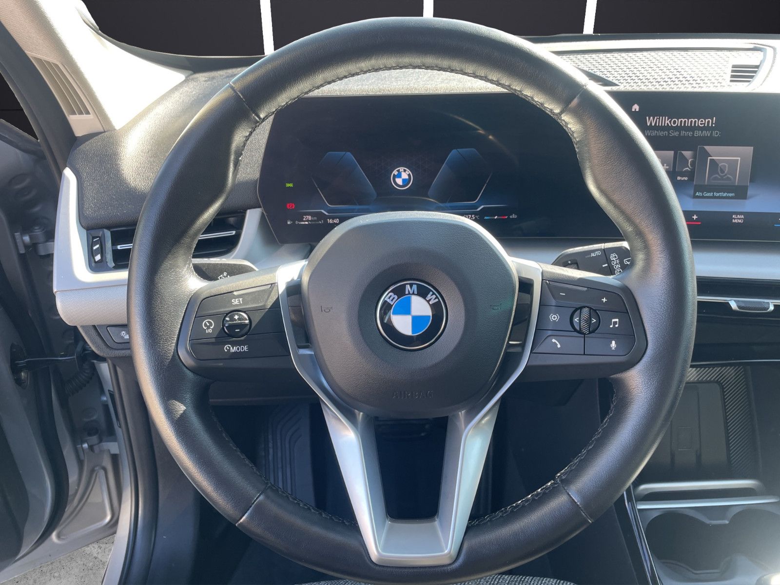 Fahrzeugabbildung BMW X1 23 i xDrive Shadow*Shzg*Pano*Navi*Cam