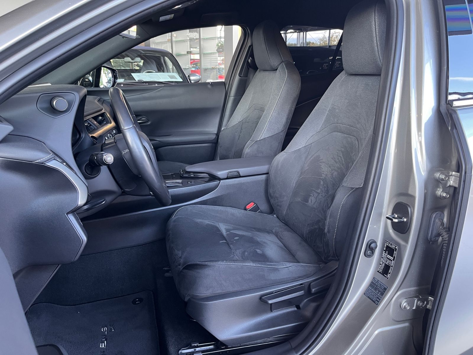 Fahrzeugabbildung Lexus UX 250h Launch Edition LED AHK NAV RFK SHZ ALU