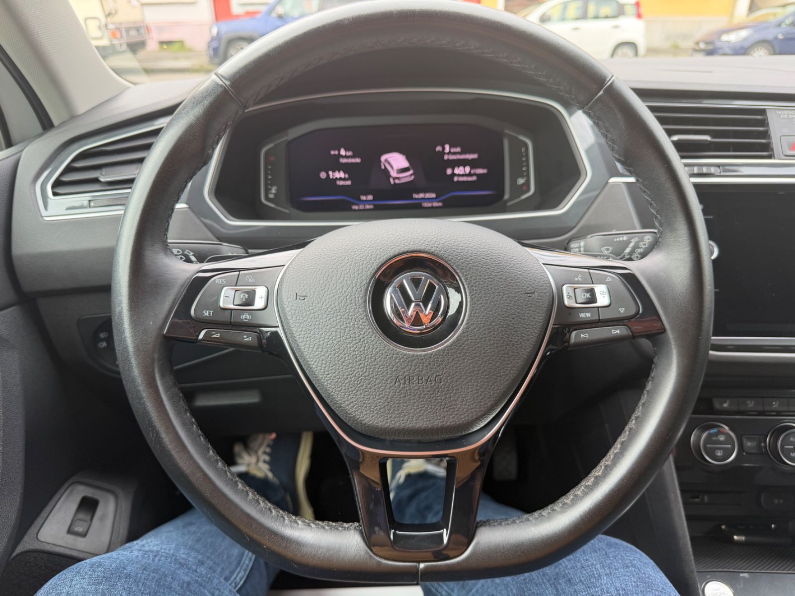 Fahrzeugabbildung Volkswagen Tiguan R-LINE 4Motion LED NAVI KAM. ACC SCHECKH.