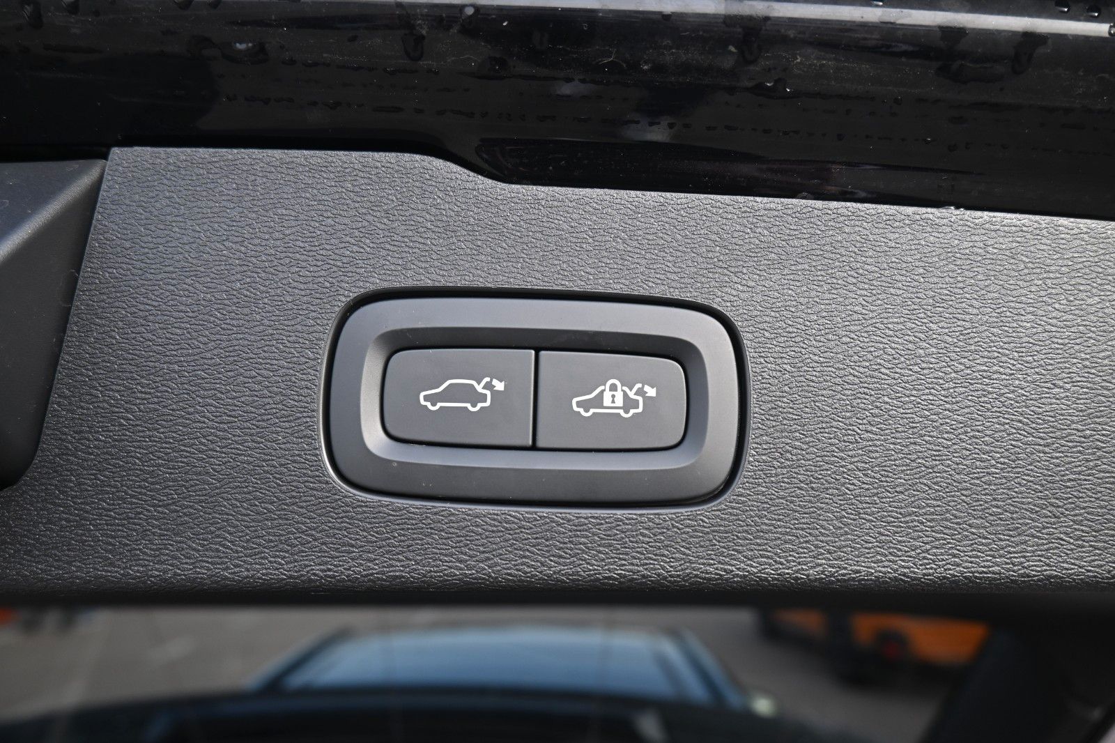Fahrzeugabbildung Volvo V60 B4 DKG Plus Dark*FSHZG*H&K*360°*ACC*AHK