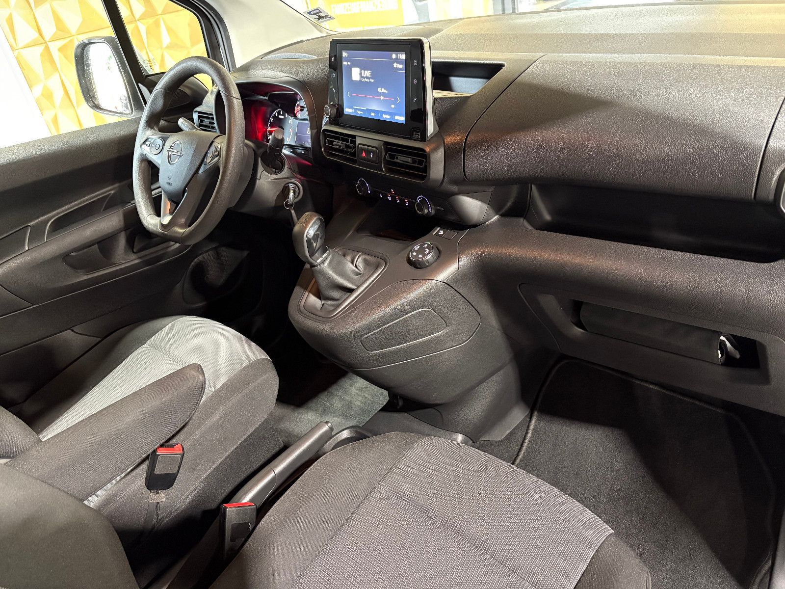 Fahrzeugabbildung Opel Combo E Cargo Edition/2-SITZ/APPLE/AHK/KLIMA