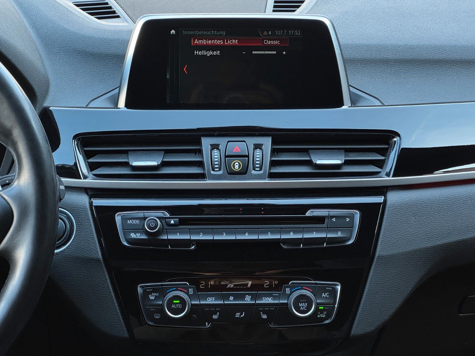 Fahrzeugabbildung BMW X1 sDrive20i M Sport Shadow LED Temp PDC