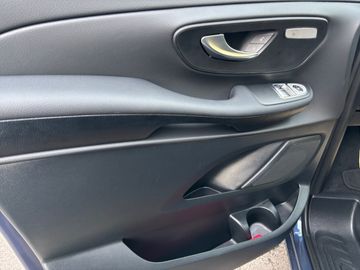 Mercedes V 220 - 6