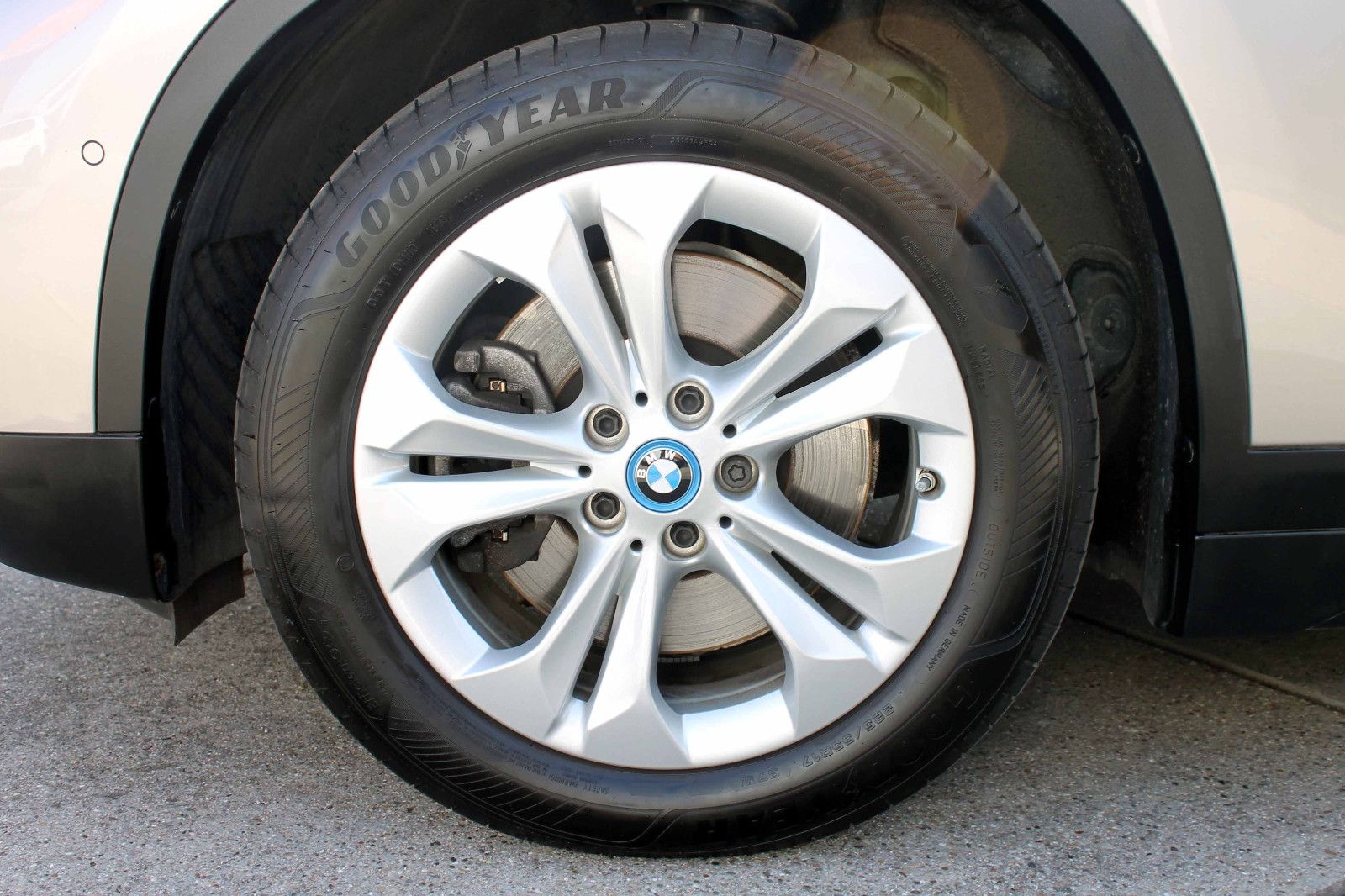 Fahrzeugabbildung BMW X1 xDrive25e Advantage LED KAM ACC SHZ NAV H&K