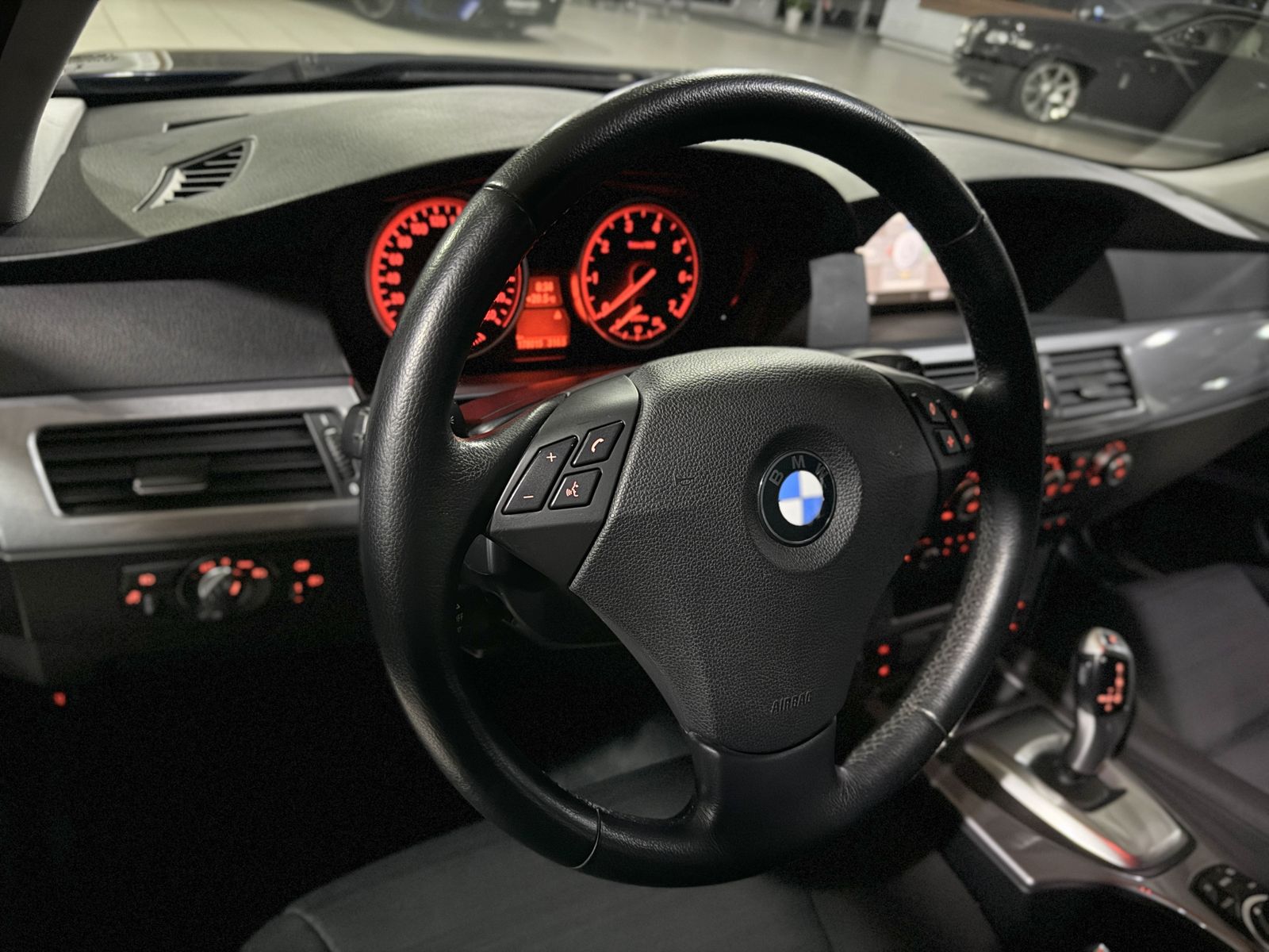 Fahrzeugabbildung BMW 523 i Lim. Glasdach Navi PDC Lordos Sitzhzg