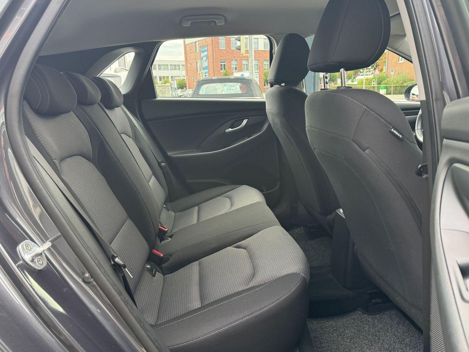 Hyundai i30 Select Kamera CarPlay Navi SHZ Tempom.