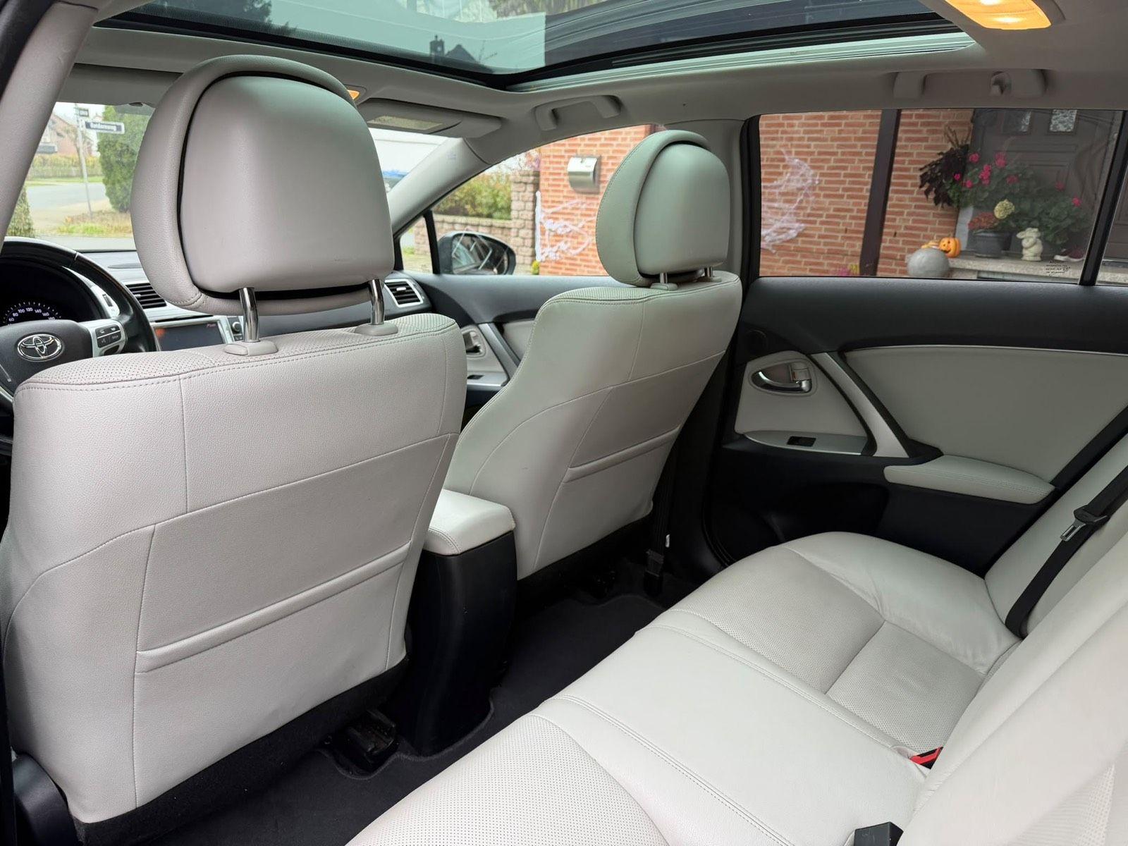 Toyota Avensis 2013 — photo 11