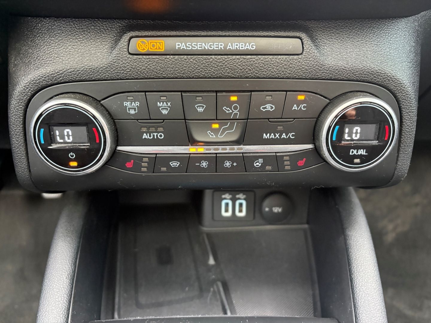 Fahrzeugabbildung Ford Focus Titanium Kamera Schiebedach LED SHZ PDC