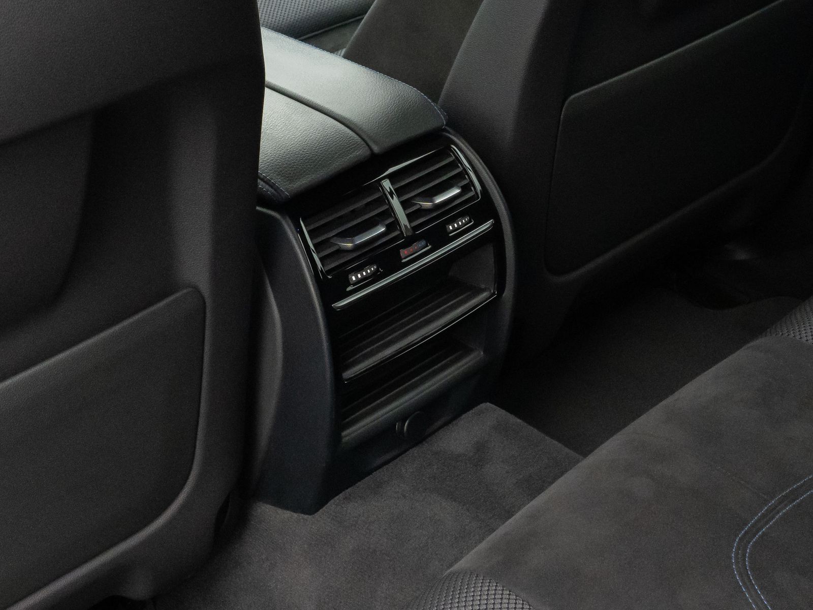 Fahrzeugabbildung BMW 530d xD M Sport Kamera HUD HiFi SoftCl Komfort