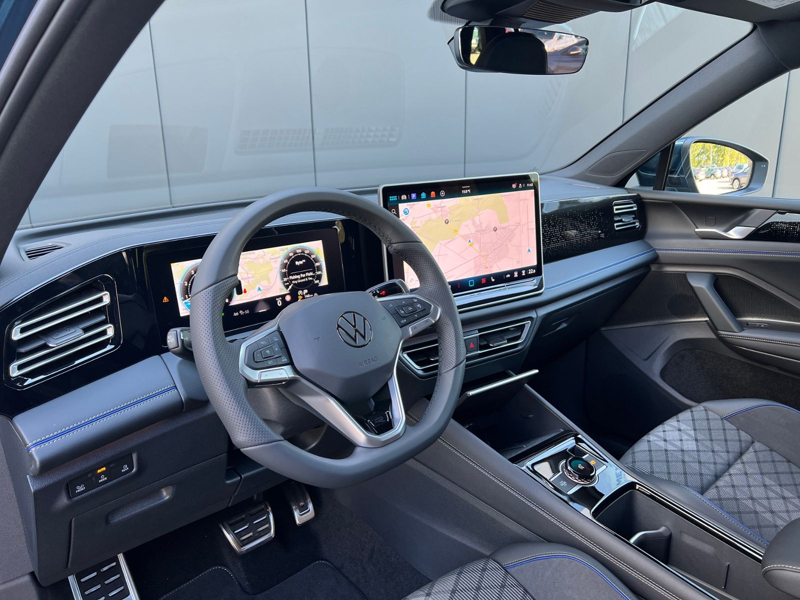 Fahrzeugabbildung Volkswagen Tiguan R-Line 1.5 eTSI DSG *AHK, IQ.Light, DCC,