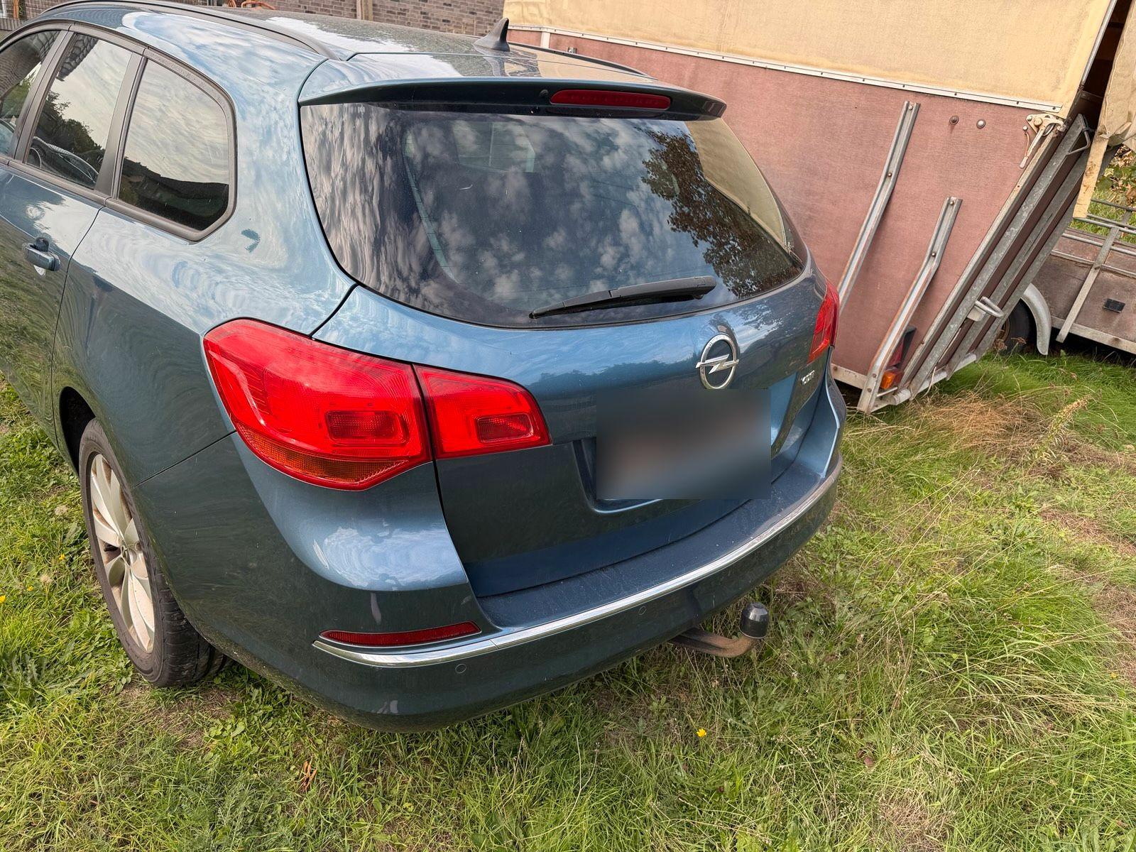 Opel Astra 2012 — салон