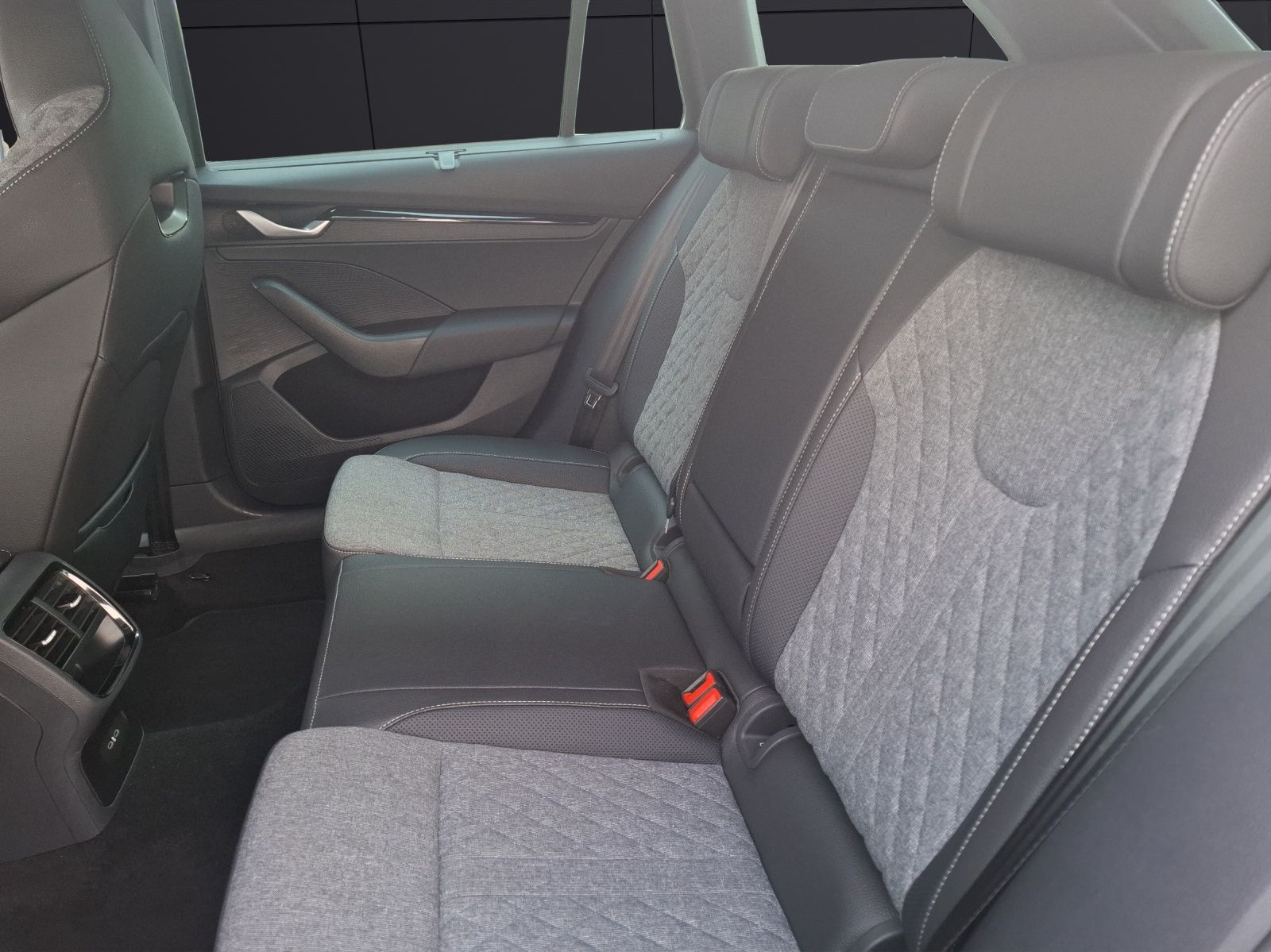 Fahrzeugabbildung SKODA Octavia Combi TDI Sportline DSG Matrix Navi HUD