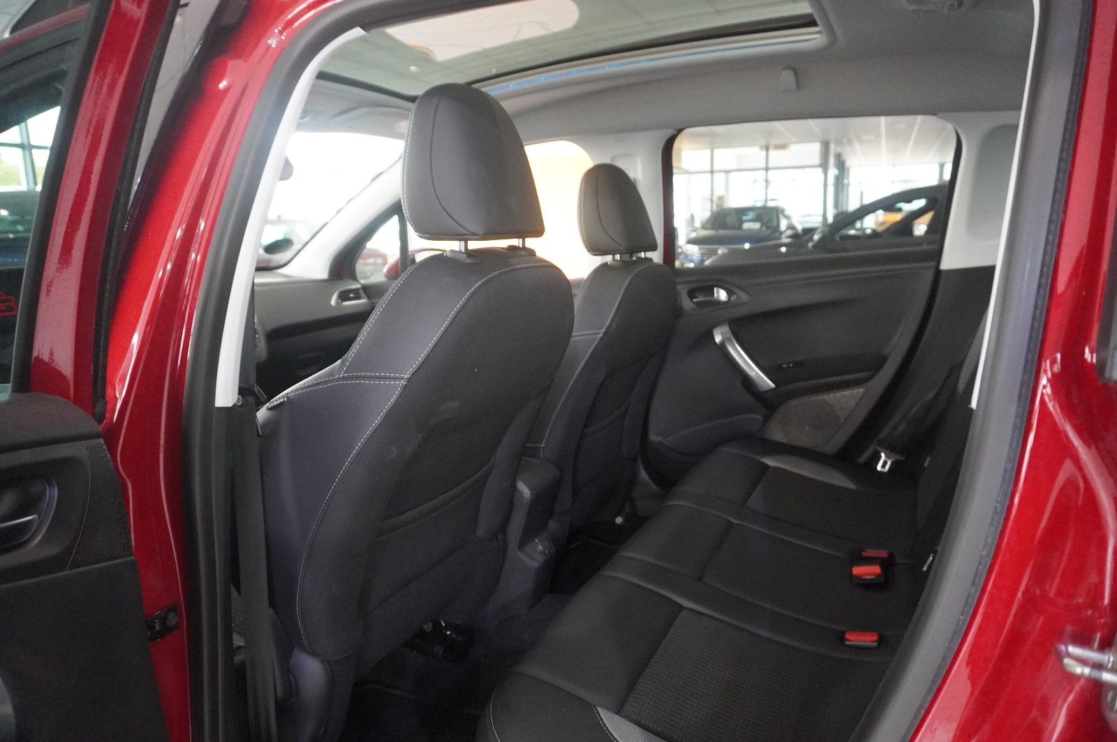 Fahrzeugabbildung Peugeot 2008 1.5D ALLURE NAVI/LED/KAMERA/SHZ/PANO./SPORT