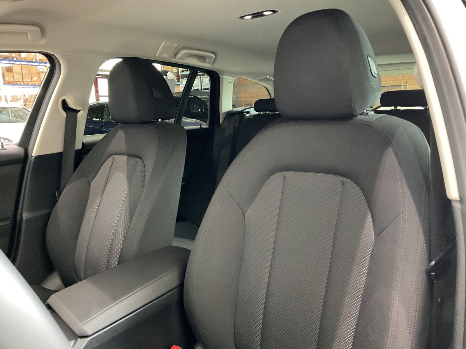 Fahrzeugeinzelansicht 12 Fahrzeugabbildung BMW 318i |Komfortzugang |Sitzheizung |HiFi