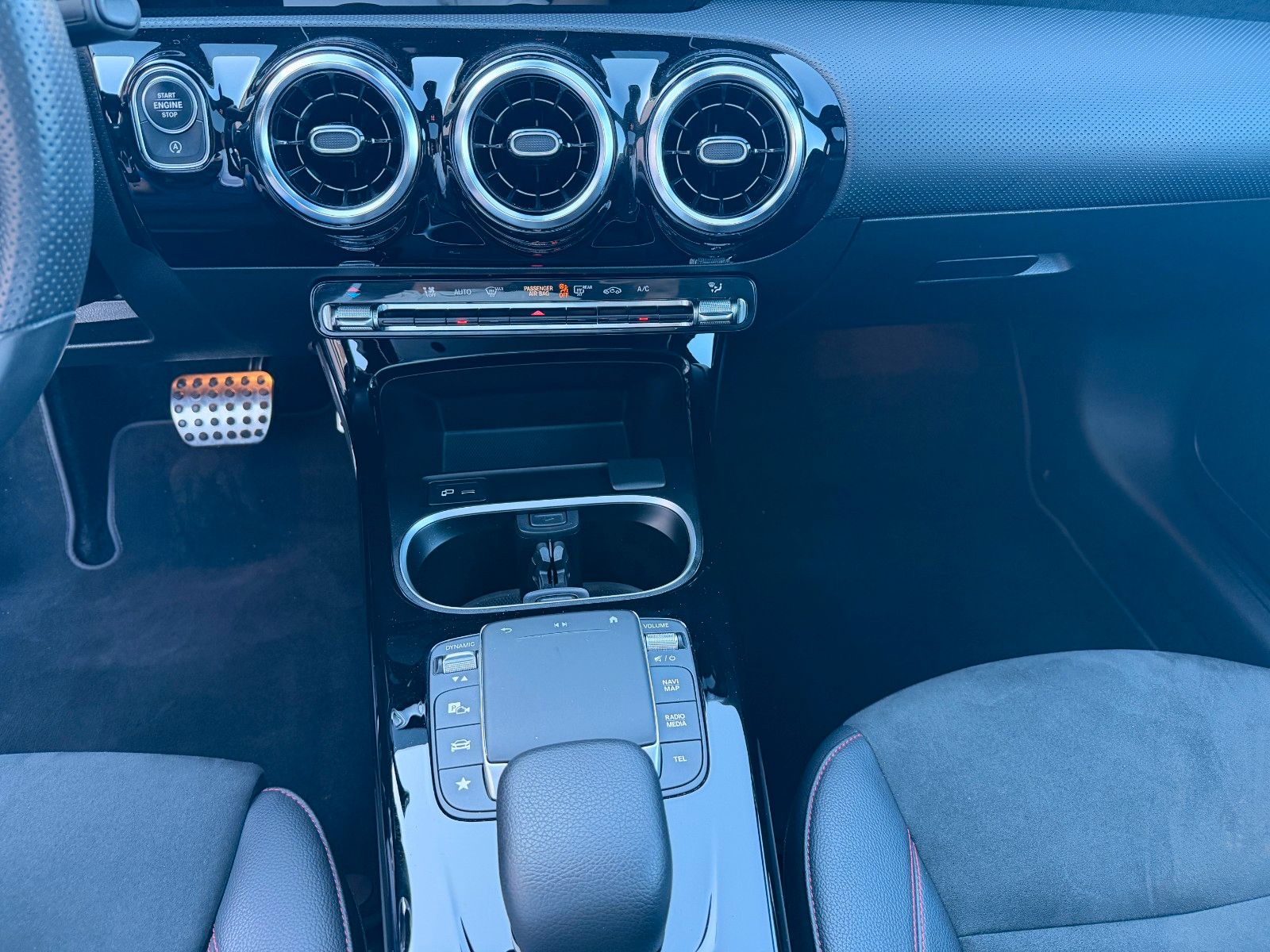 Fahrzeugabbildung Mercedes-Benz A 180 AMG Night+Pano+LED+Carplay
