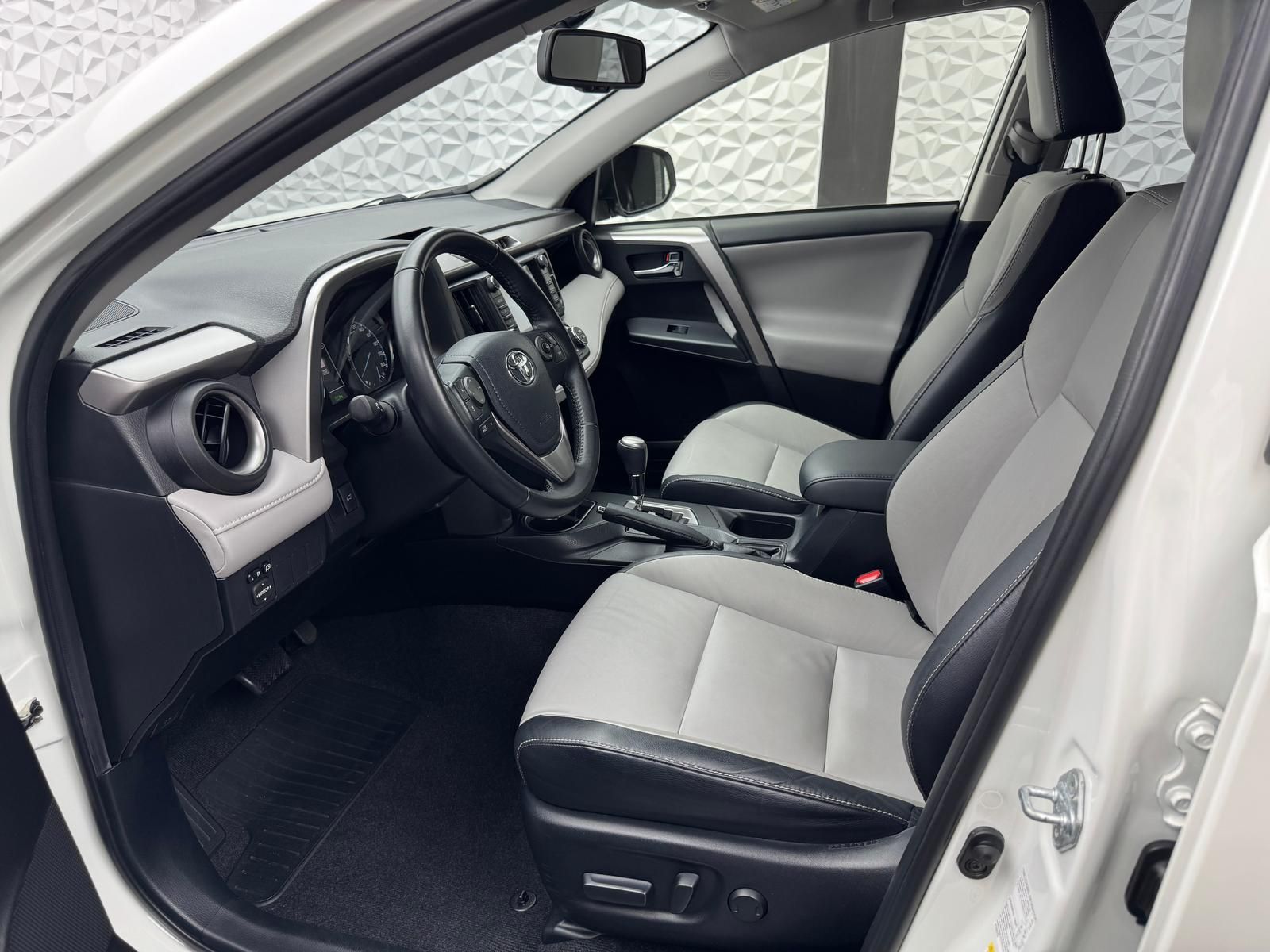 Fahrzeugabbildung Toyota RAV 4 2.5 EXECUTIVE/STANDHZ/RCAM/KEY/LED/DAB/RSA