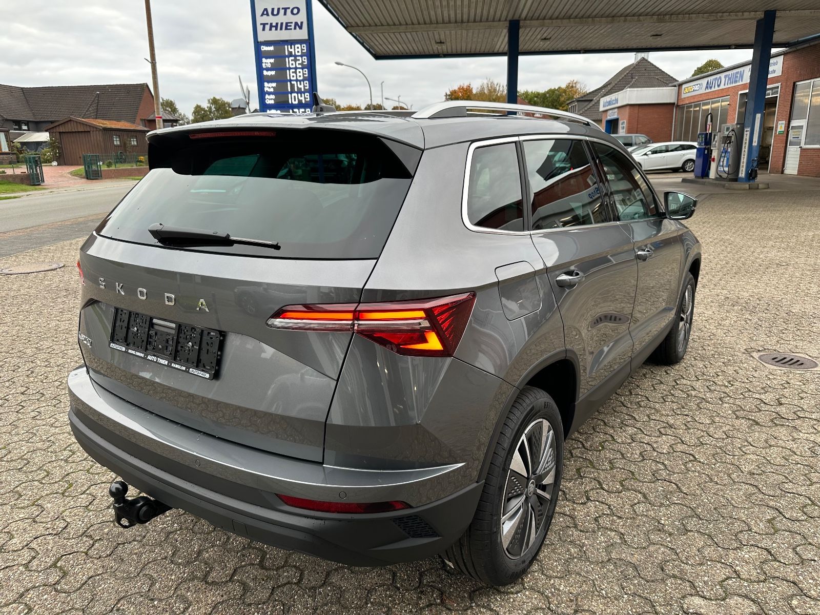 Fahrzeugabbildung SKODA Karoq 1.5 TSI Selection DSG AHK/Navi/ACC/LED/SHZ