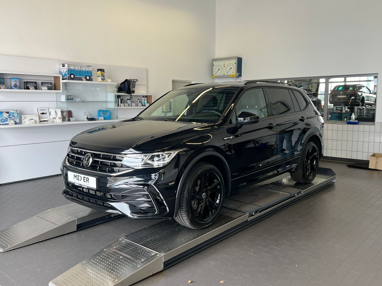 Fahrzeugabbildung Volkswagen Tiguan Allspace R-Line 2.0 TDI DSG 4Motion *AHK,
