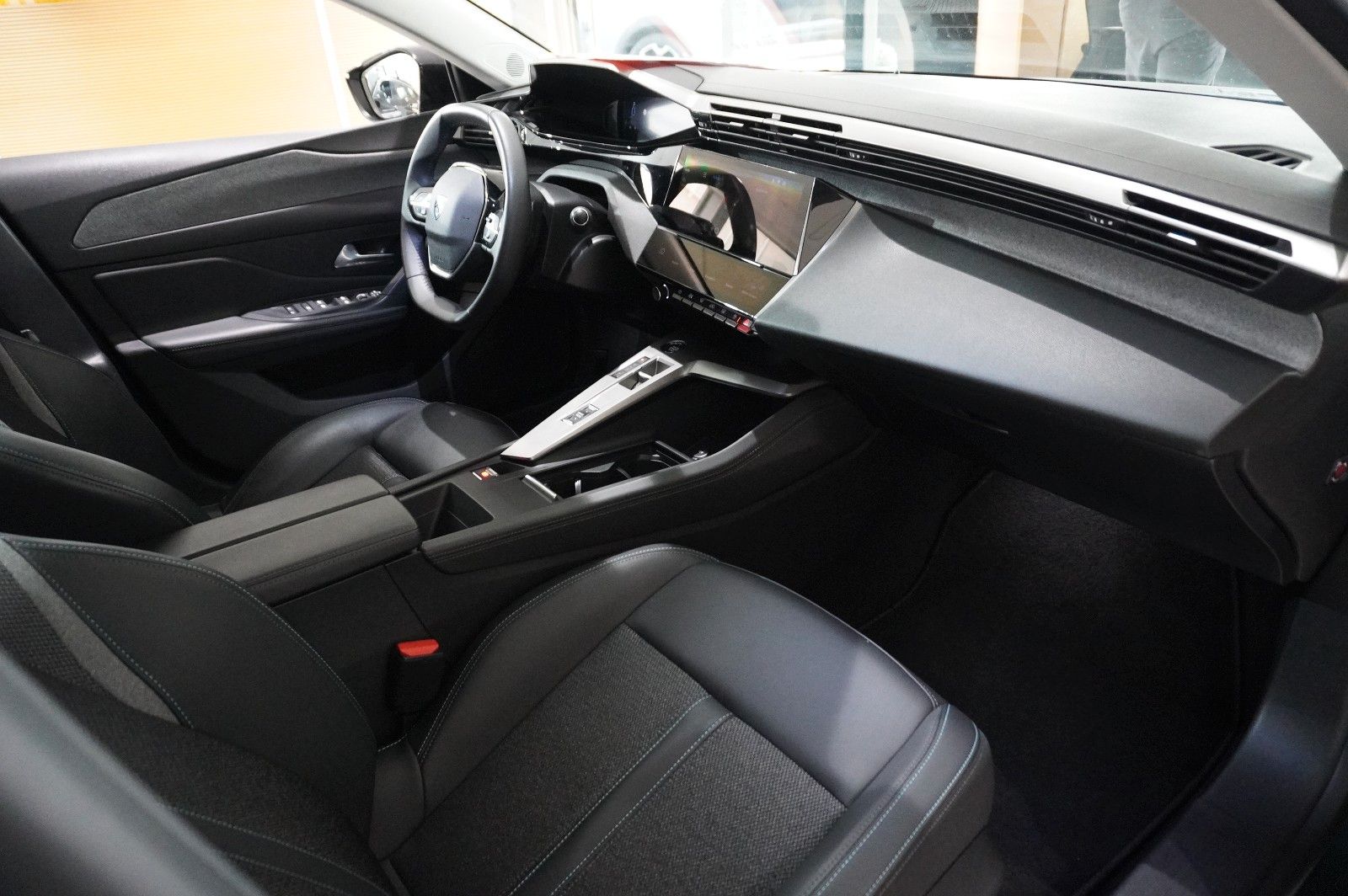 Fahrzeugabbildung Peugeot 308 SW 1.2 HYBRID ALLURE DSC NAVI/LED/KAMERA/DAB