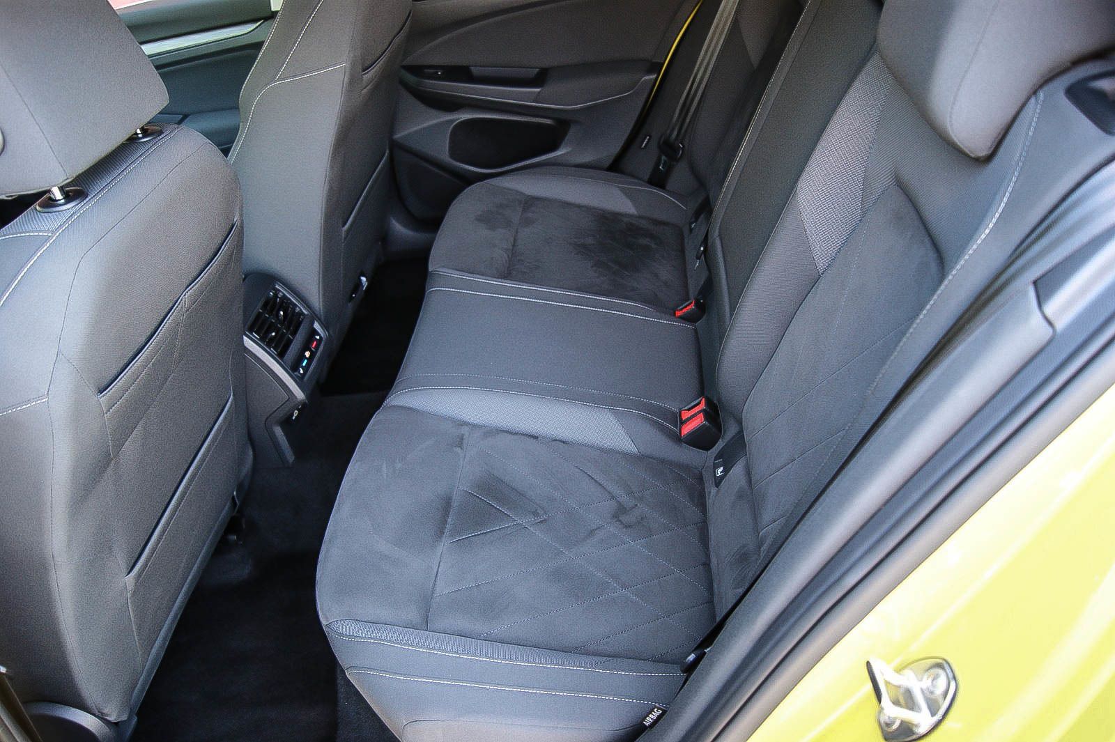 Fahrzeugabbildung Volkswagen Golf VIII 1.5eTSI DSG First Edition MATRIX ANHZV