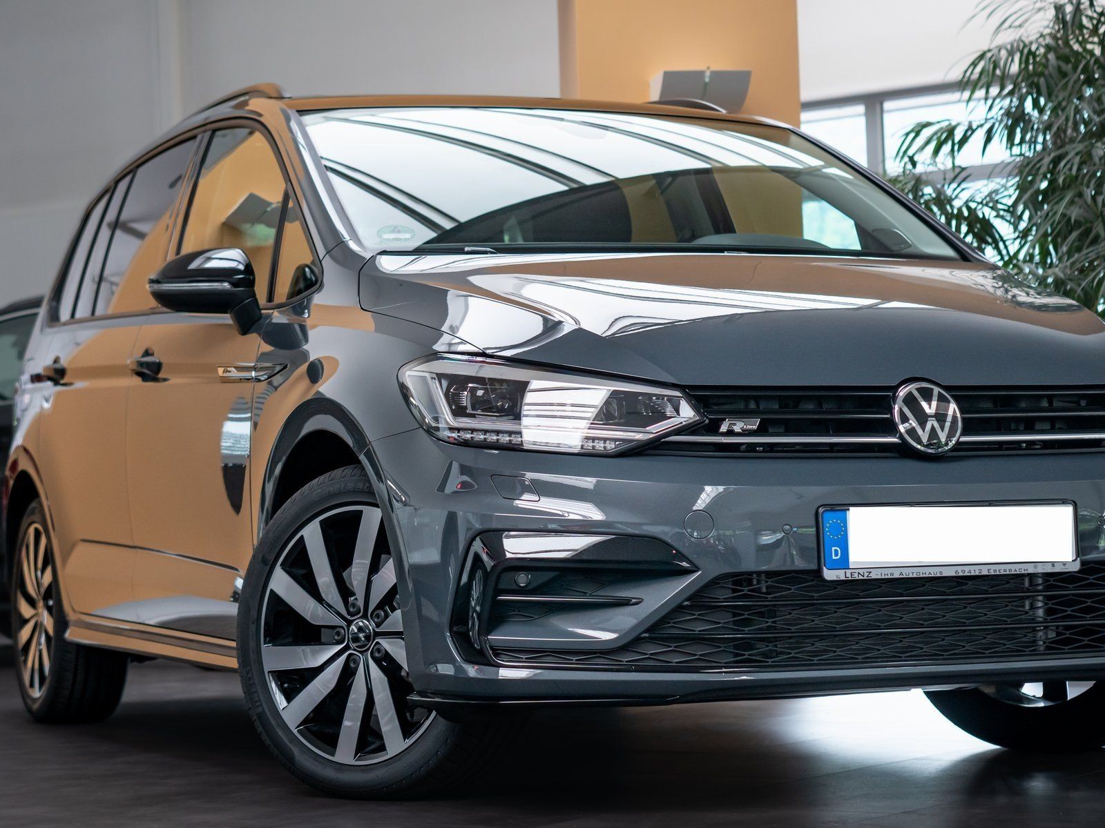 Fahrzeugabbildung Volkswagen Touran Highline R-Line TSI DSG *AHK*Standhzg*7-S