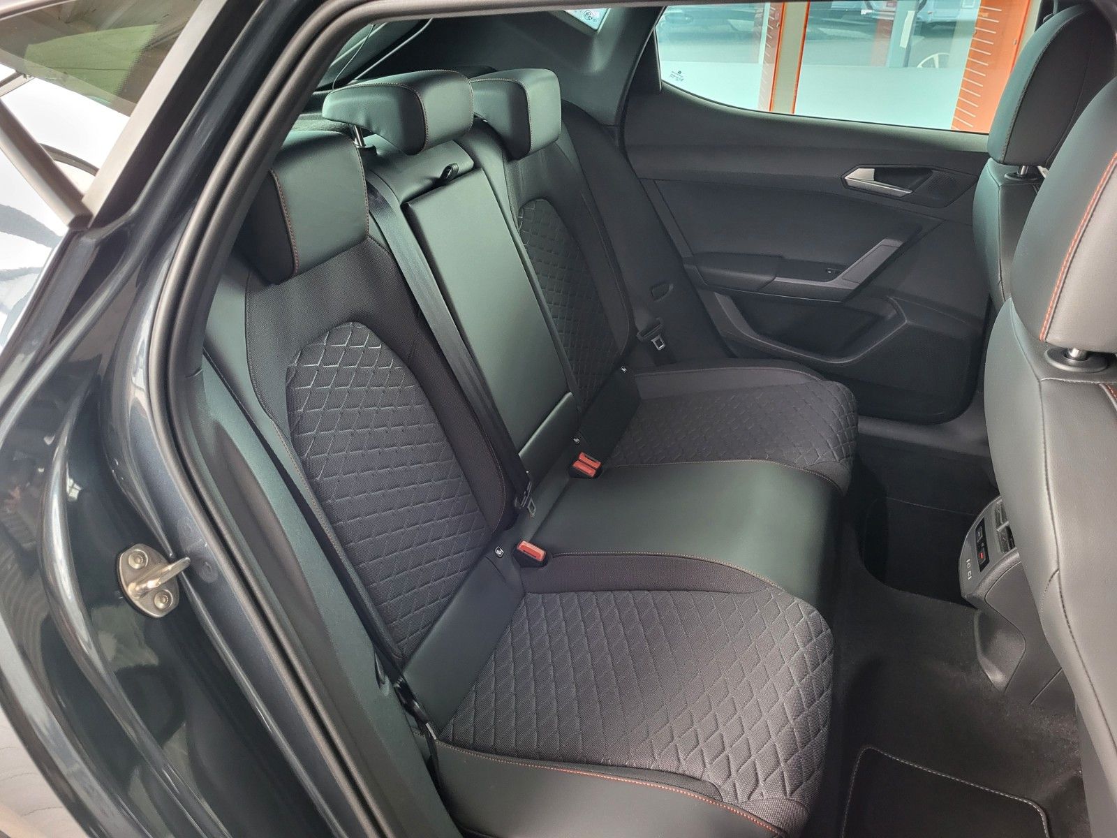 Fahrzeugabbildung SEAT Leon FR AHK/WINTER-P/LED/NAVI/KEYLESS/KAMERA