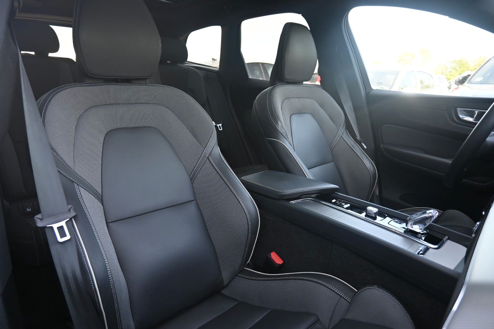 Fahrzeugabbildung Volvo XC60 B5 AWD Plus Dark*LED*PANO*360*H&K*BLIS