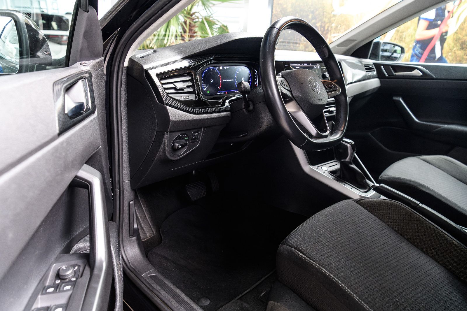 Fahrzeugabbildung Volkswagen Polo VI Life+LED+SHZ+NAVI+GJR+KEYLESS+DAB+AUTOMA