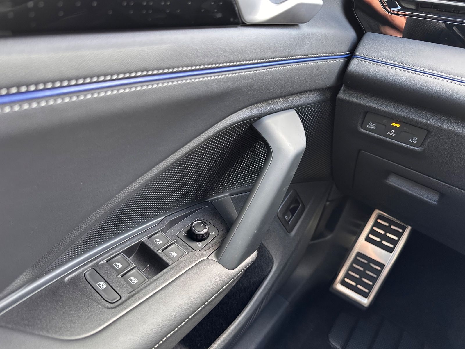 Fahrzeugabbildung Volkswagen Tiguan 1.5 eTSI R-Line DSG AHK/Navi/APP/LED/SHZG