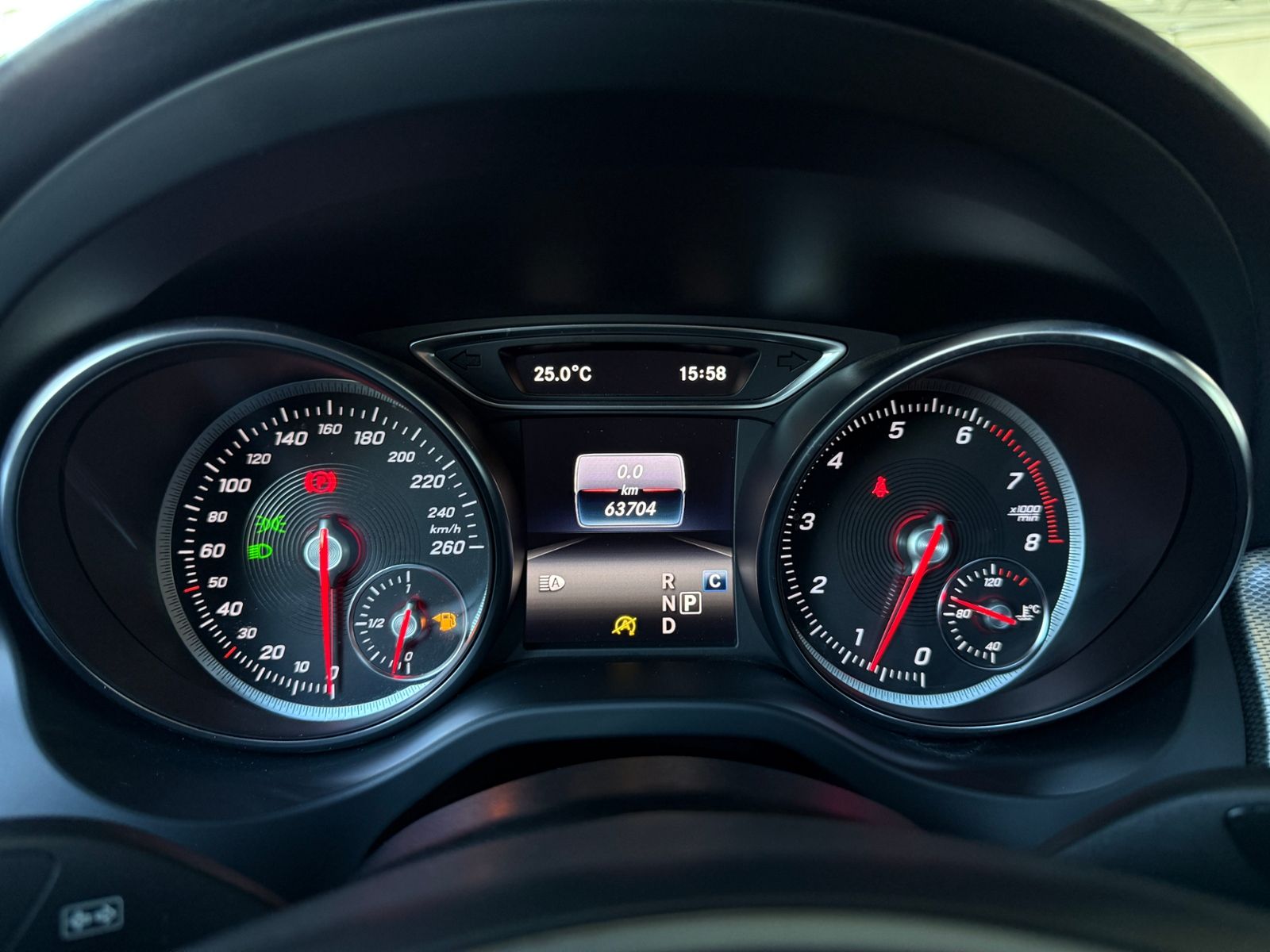 Fahrzeugabbildung Mercedes-Benz GLA 250 4Matic STNDHZ PANO DISTR 360°