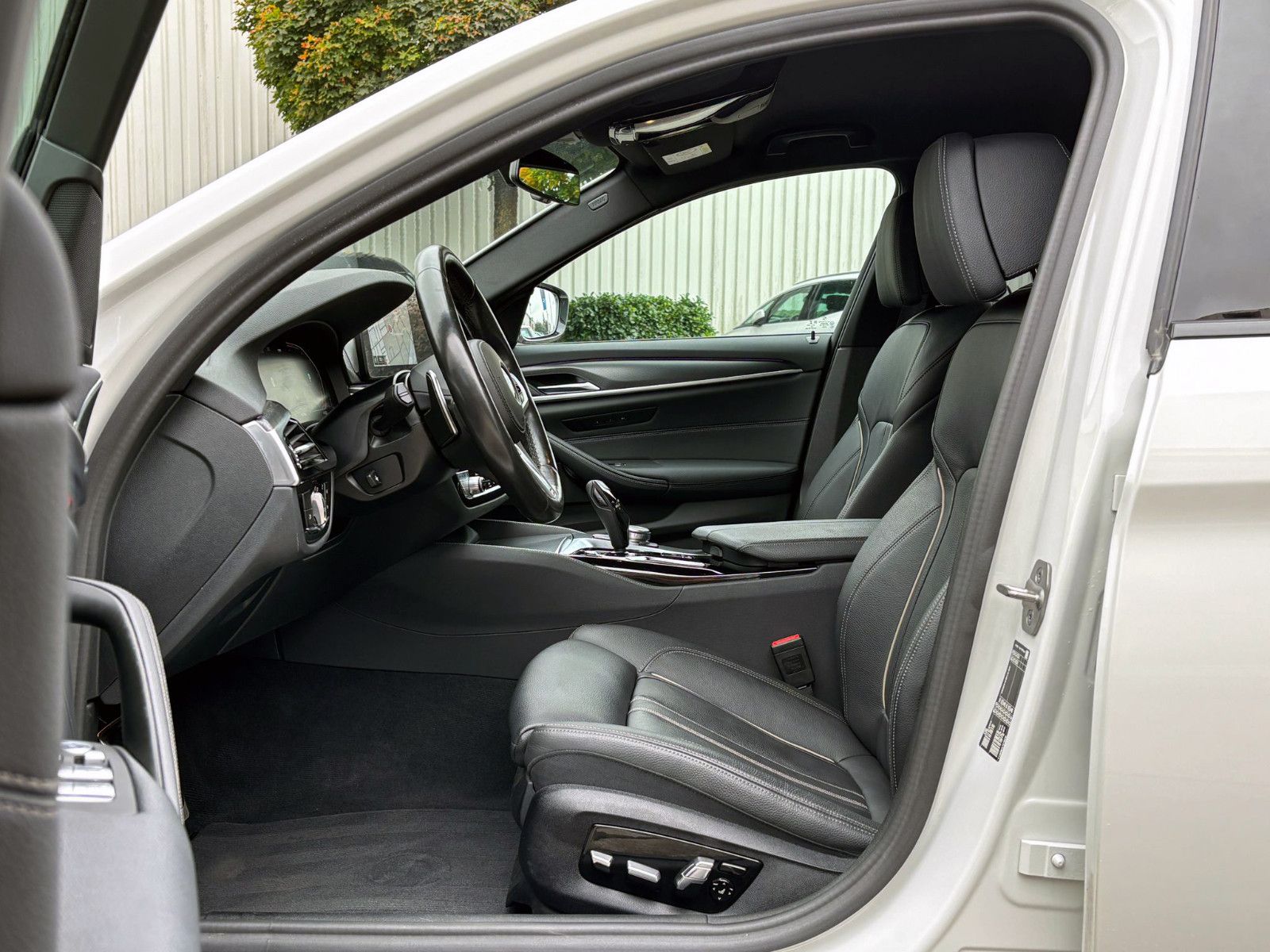 Fahrzeugabbildung BMW 520d Steptr. Limo M-Sport ACC KAM AHK LED SHZ