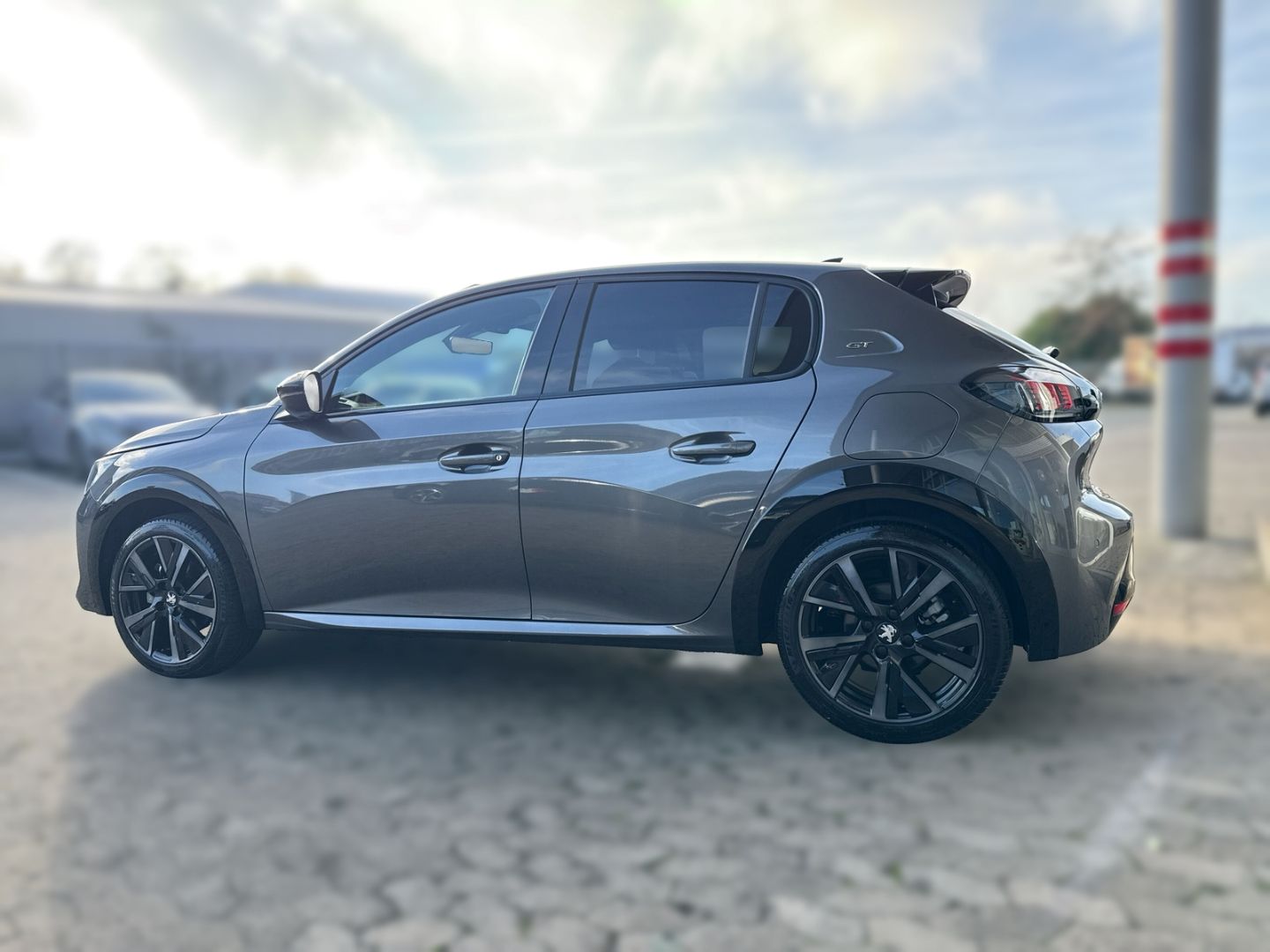 Fahrzeugabbildung Peugeot 208 GT 1.2 PureTech 100 Navi LED ACC Klimaautom