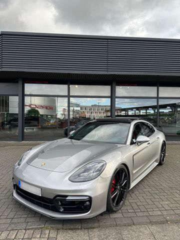 Porsche Panamera 4S Chrono , Rot