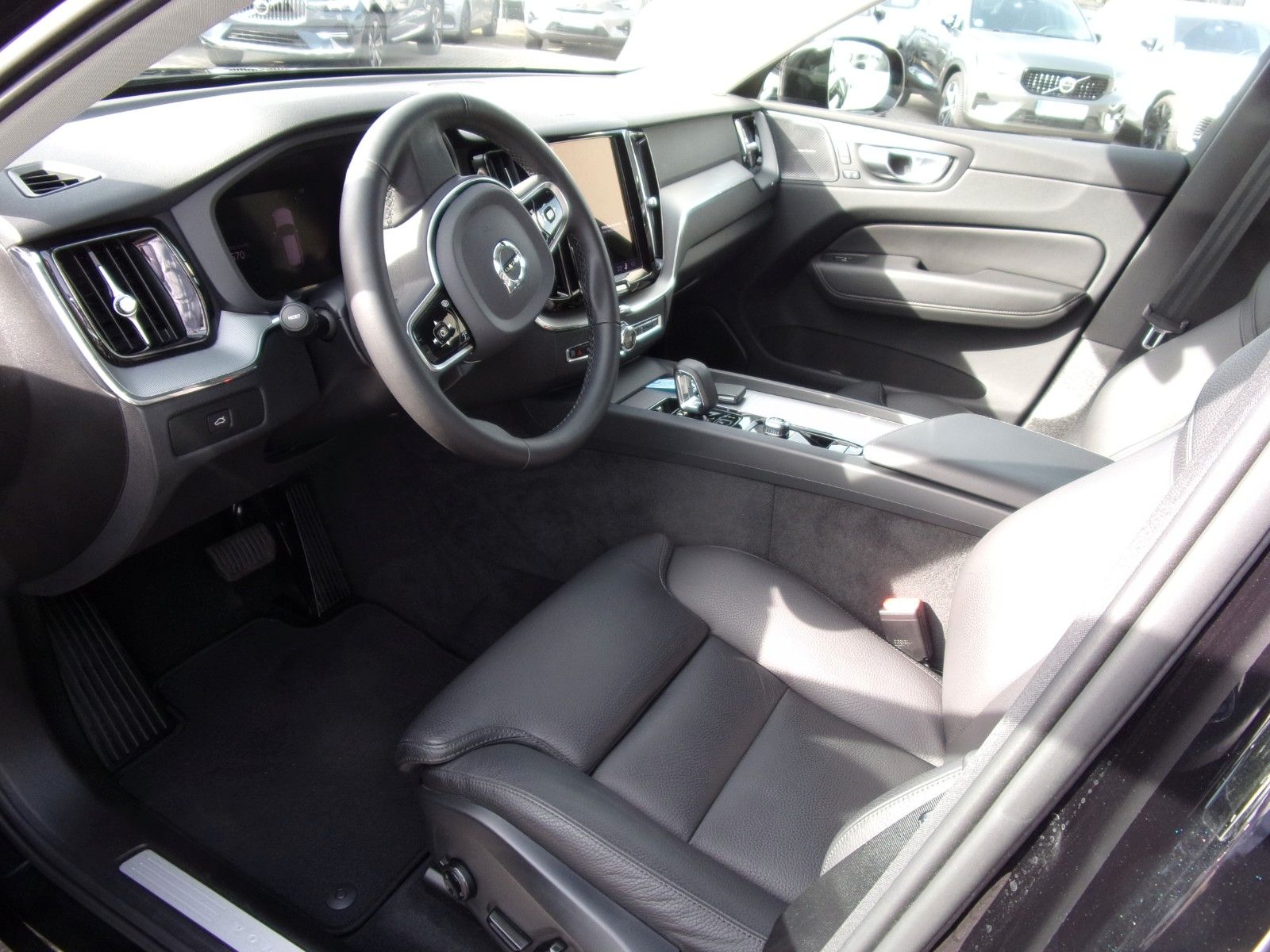 Volvo XC60 B4 Plus Dark AWD foto 3