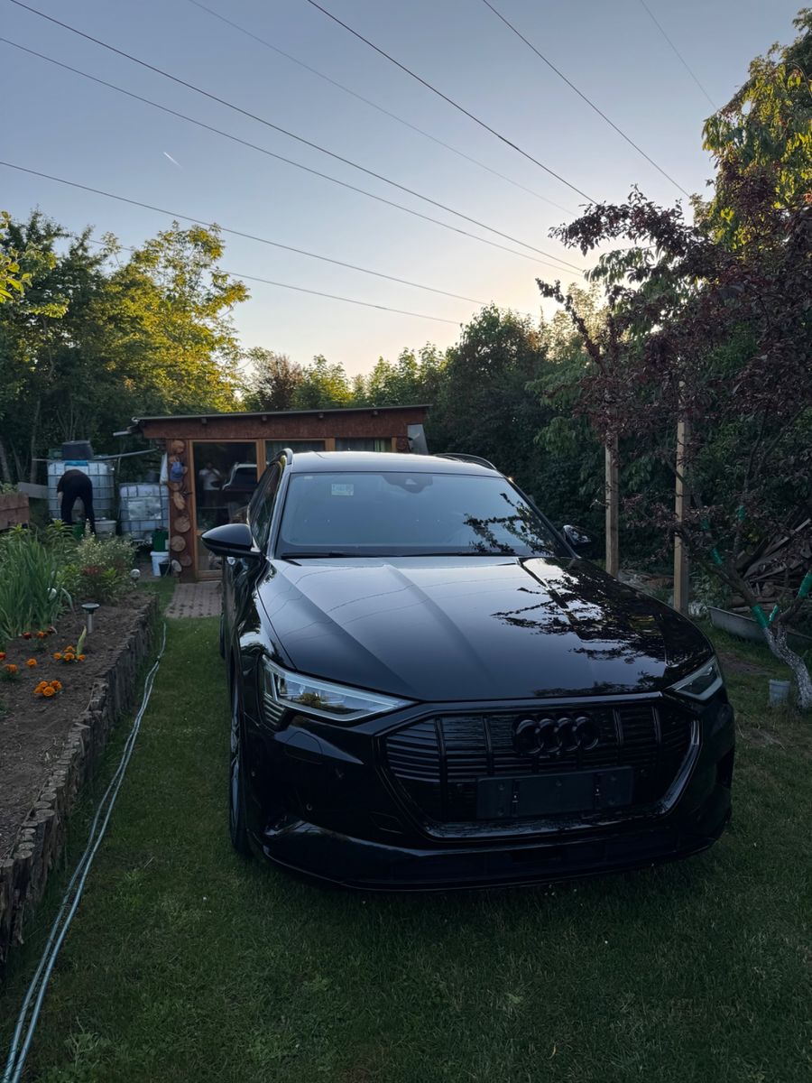 AUDI e-tron
