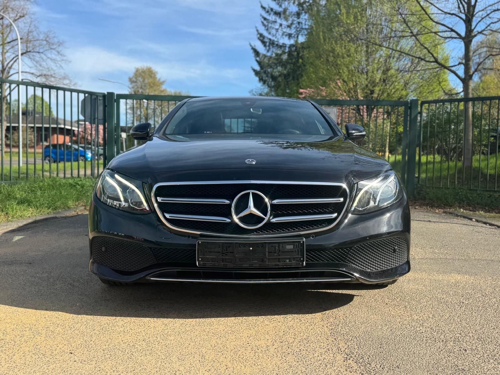 MERCEDES-BENZ Mercedes E220 Lim. Leder* Widescreen* Schi...