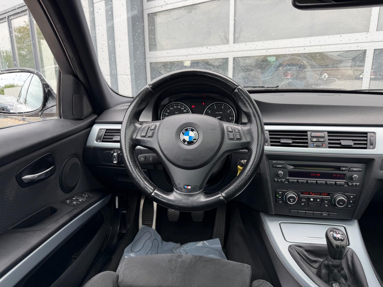 BMW 318 2009 — photo 20
