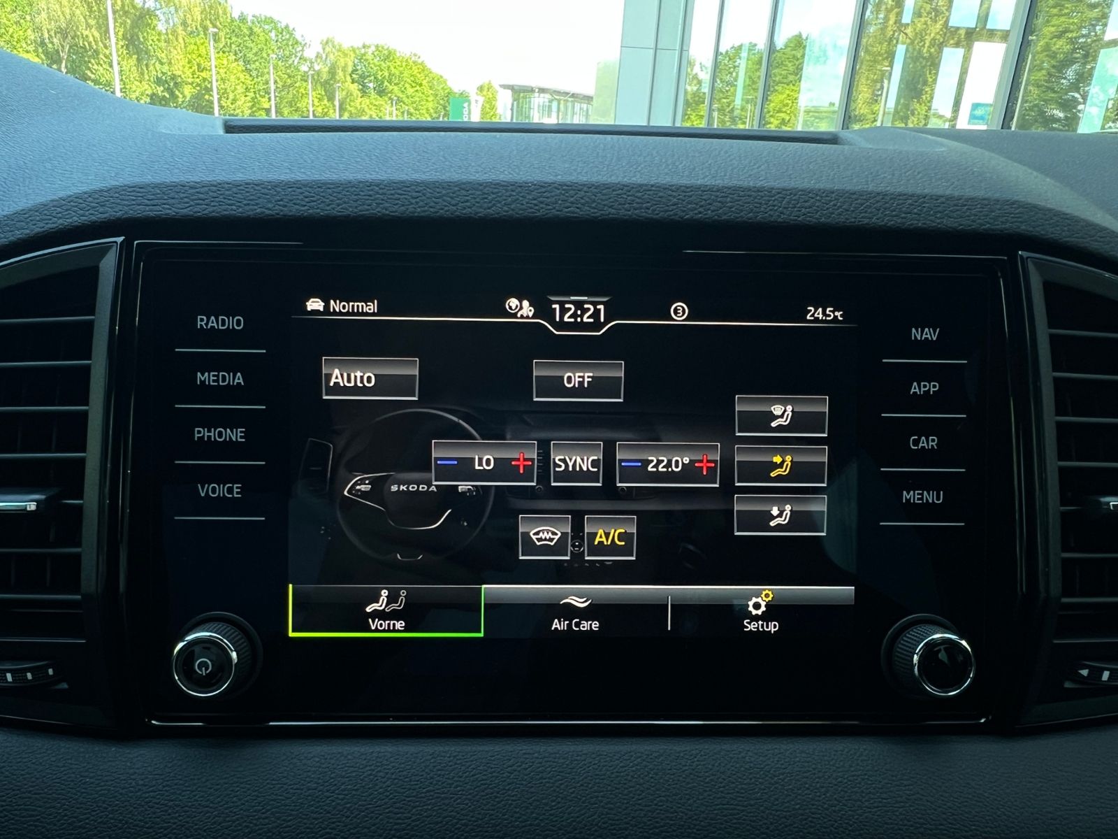 Fahrzeugabbildung SKODA Karoq Sportline 2.0 TDI DSG *AHK,Navi,TravelAssi