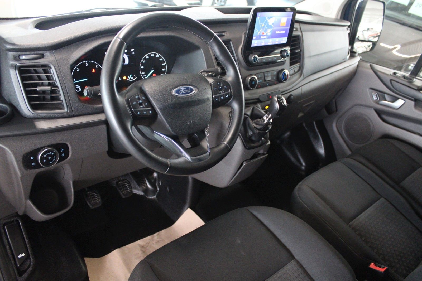 Fahrzeugabbildung Ford Transit Custom TREND 9-Sitzer Klima AHK NAVI uvm