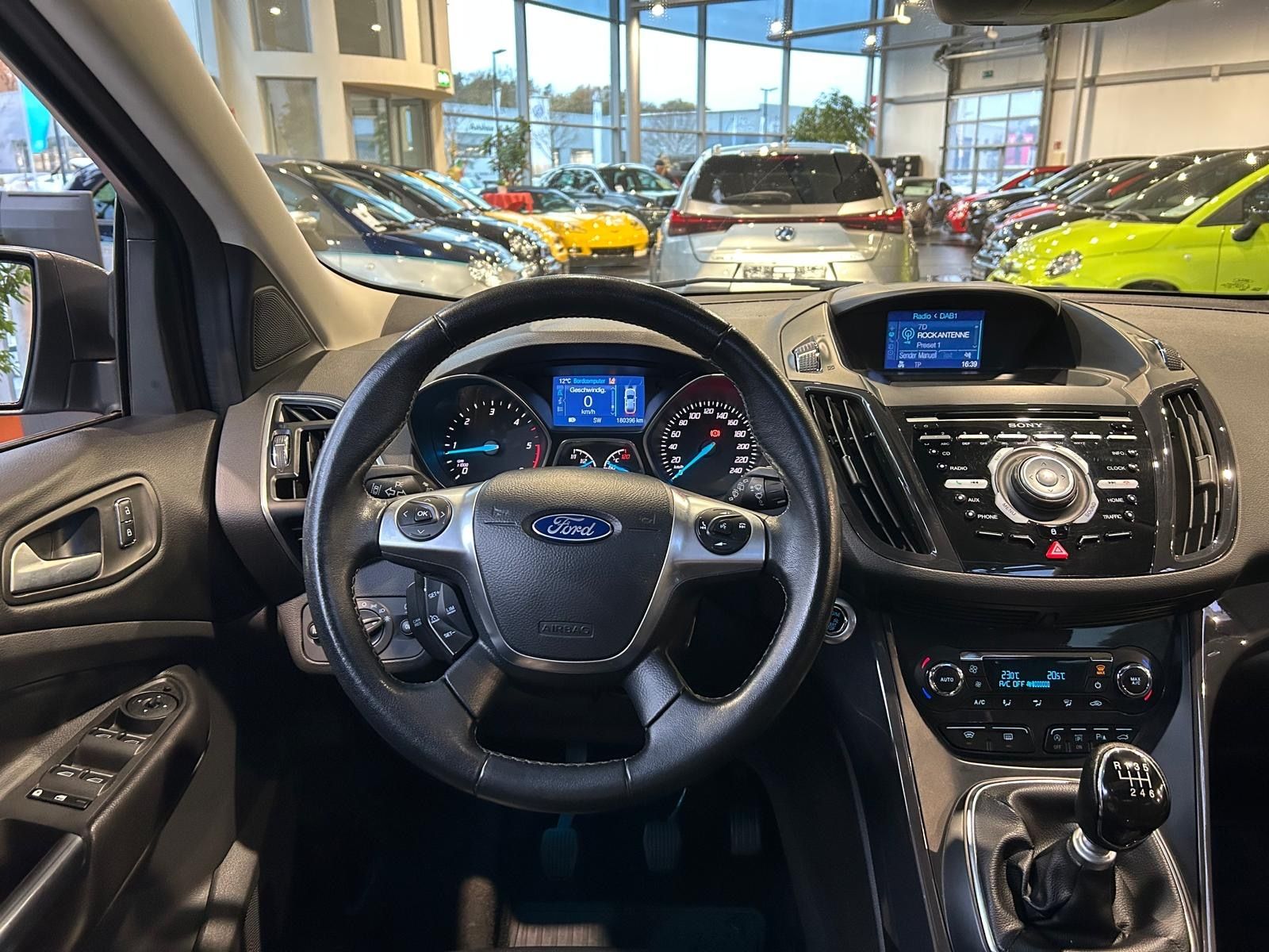 Fahrzeugabbildung Ford Kuga Individual 4x4 PANO AHK NAVI
