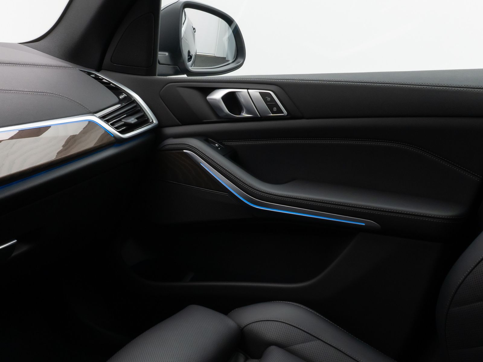 Fahrzeugabbildung BMW X5 xD45e M Sport Panorama HUD HiFi DisKey 22Zoll