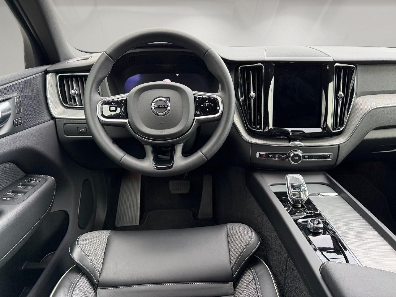 Fahrzeugabbildung Volvo XC60 B4 Benzin Plus Dark 2WD