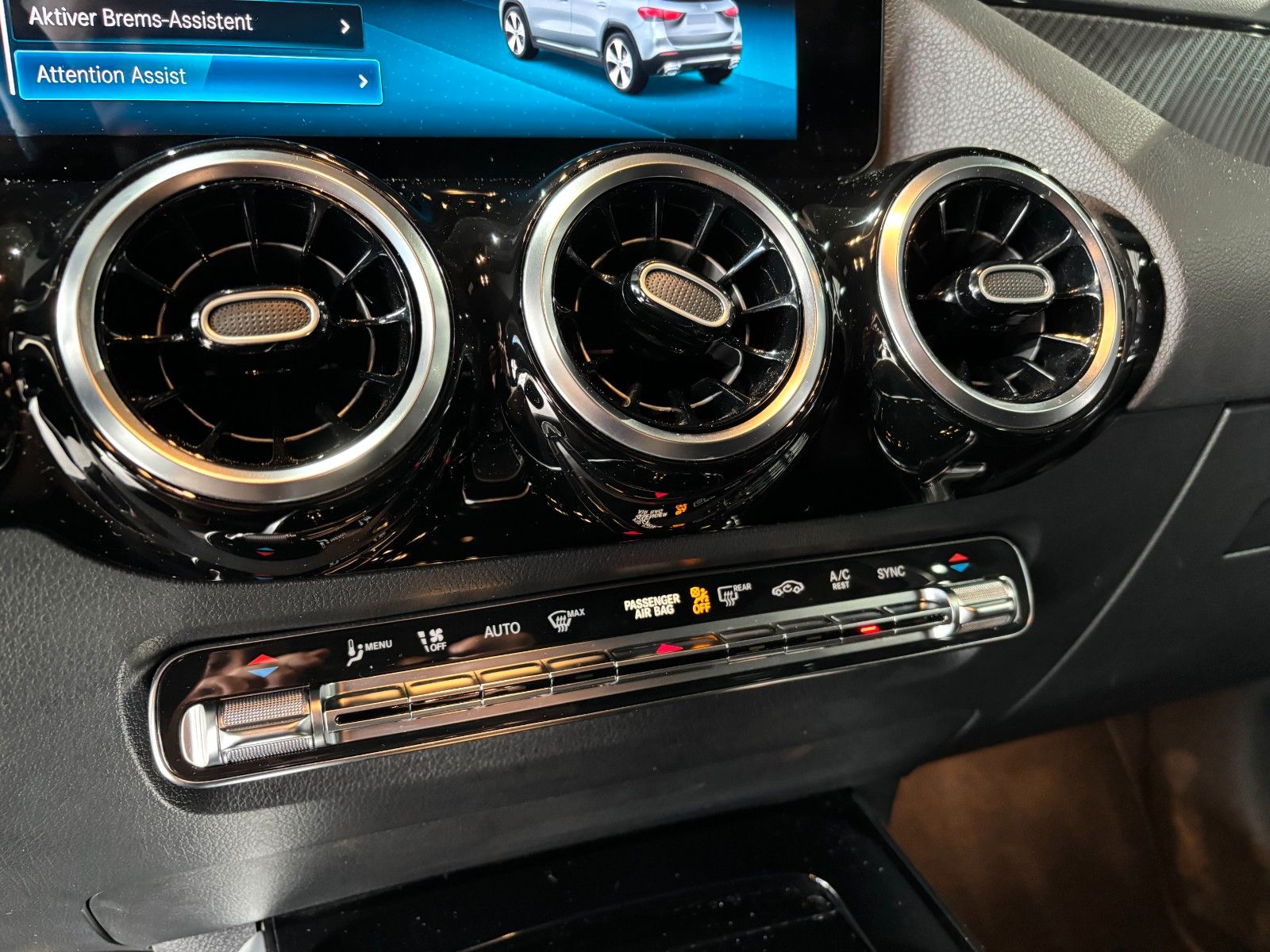 Fahrzeugabbildung Mercedes-Benz GLA 220d //AMG LINE//CARBON/KAMERA/MBUX/AHK/SHZ
